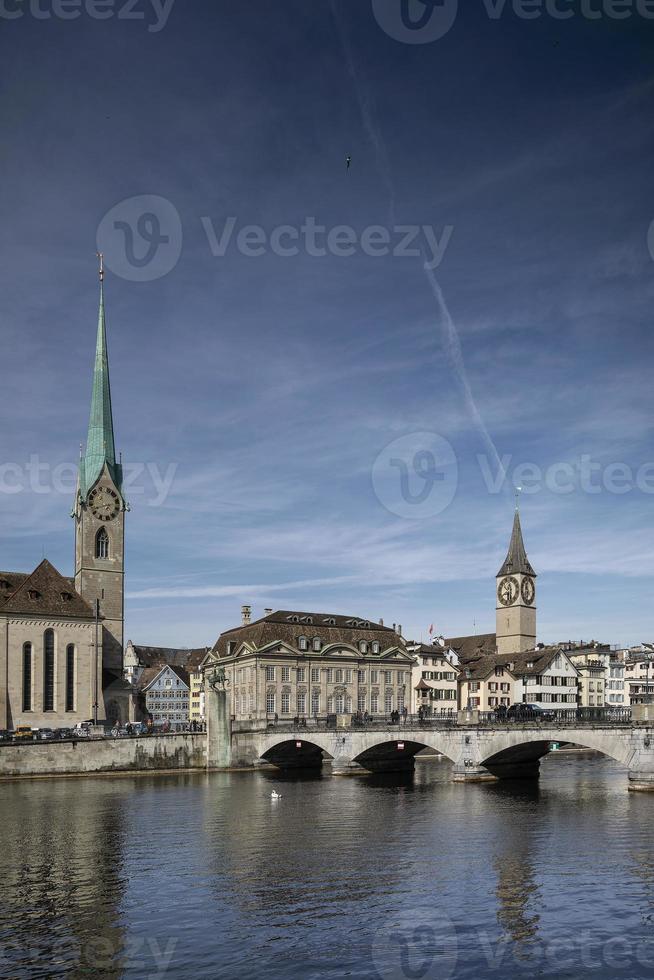 Zurigo centrale città vecchia e vista del punto di riferimento del fiume Limmat in svizzera foto