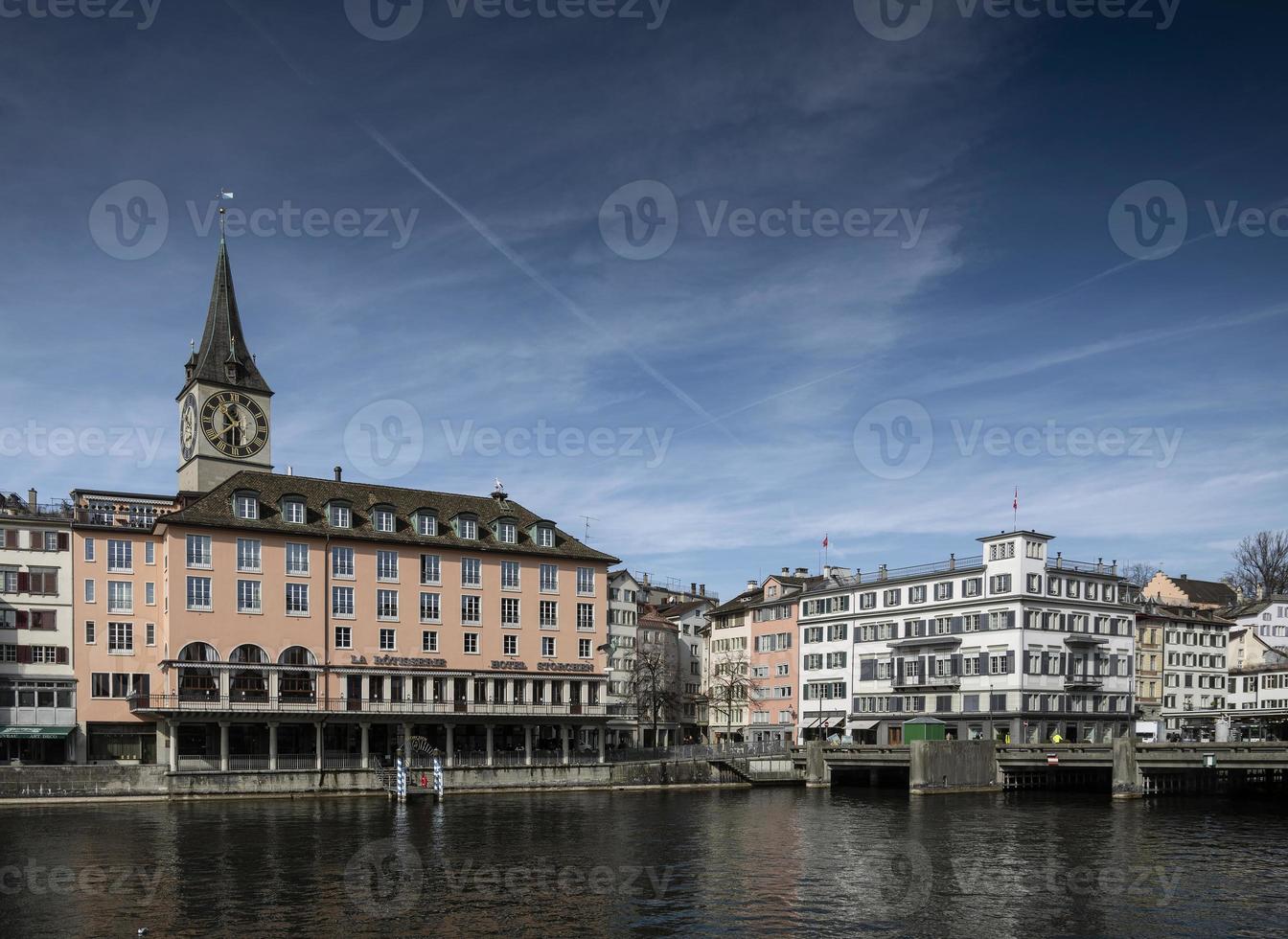 Zurigo centrale città vecchia e vista del punto di riferimento del fiume Limmat in svizzera foto