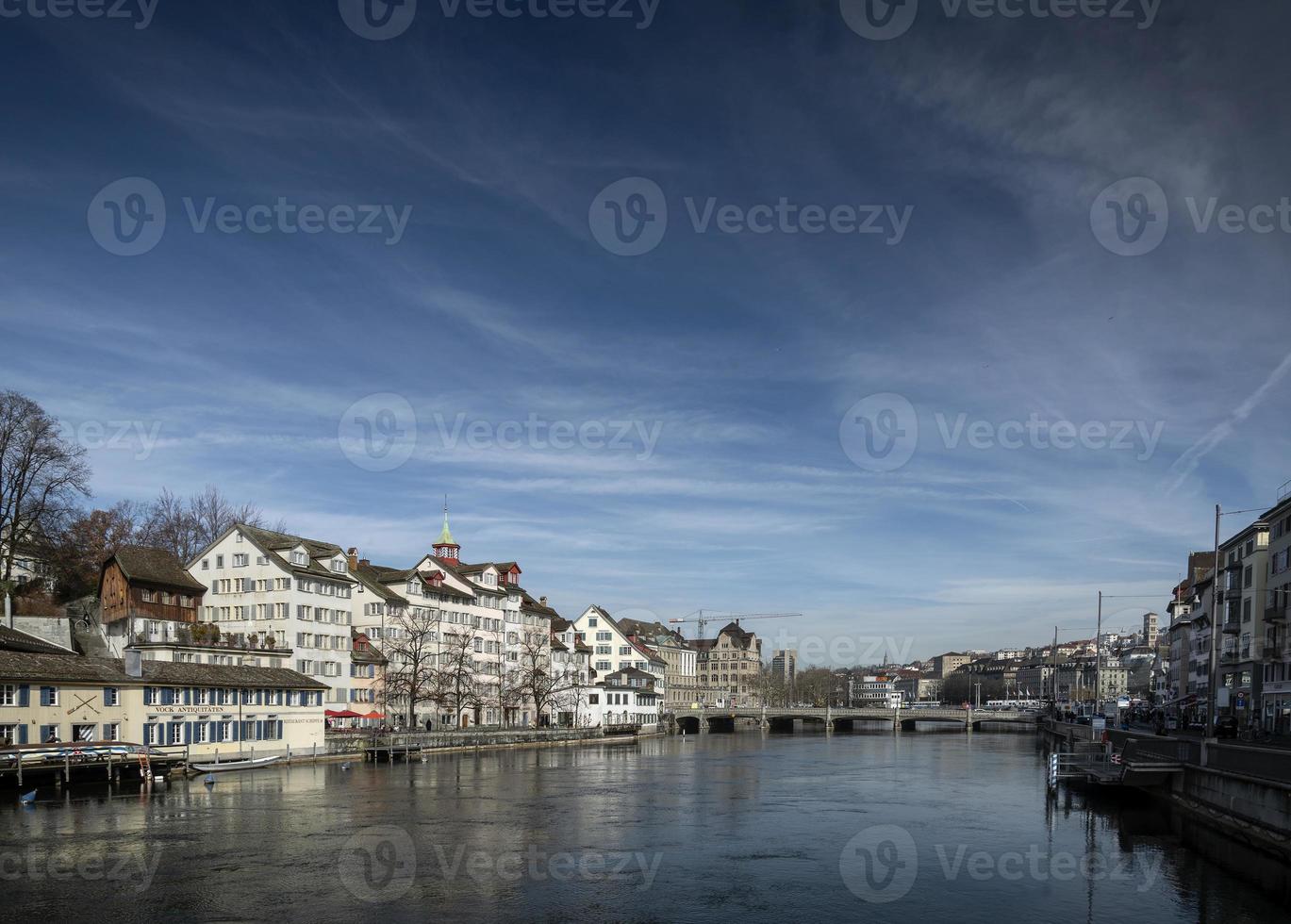 Zurigo centrale città vecchia e vista del punto di riferimento del fiume Limmat in svizzera foto