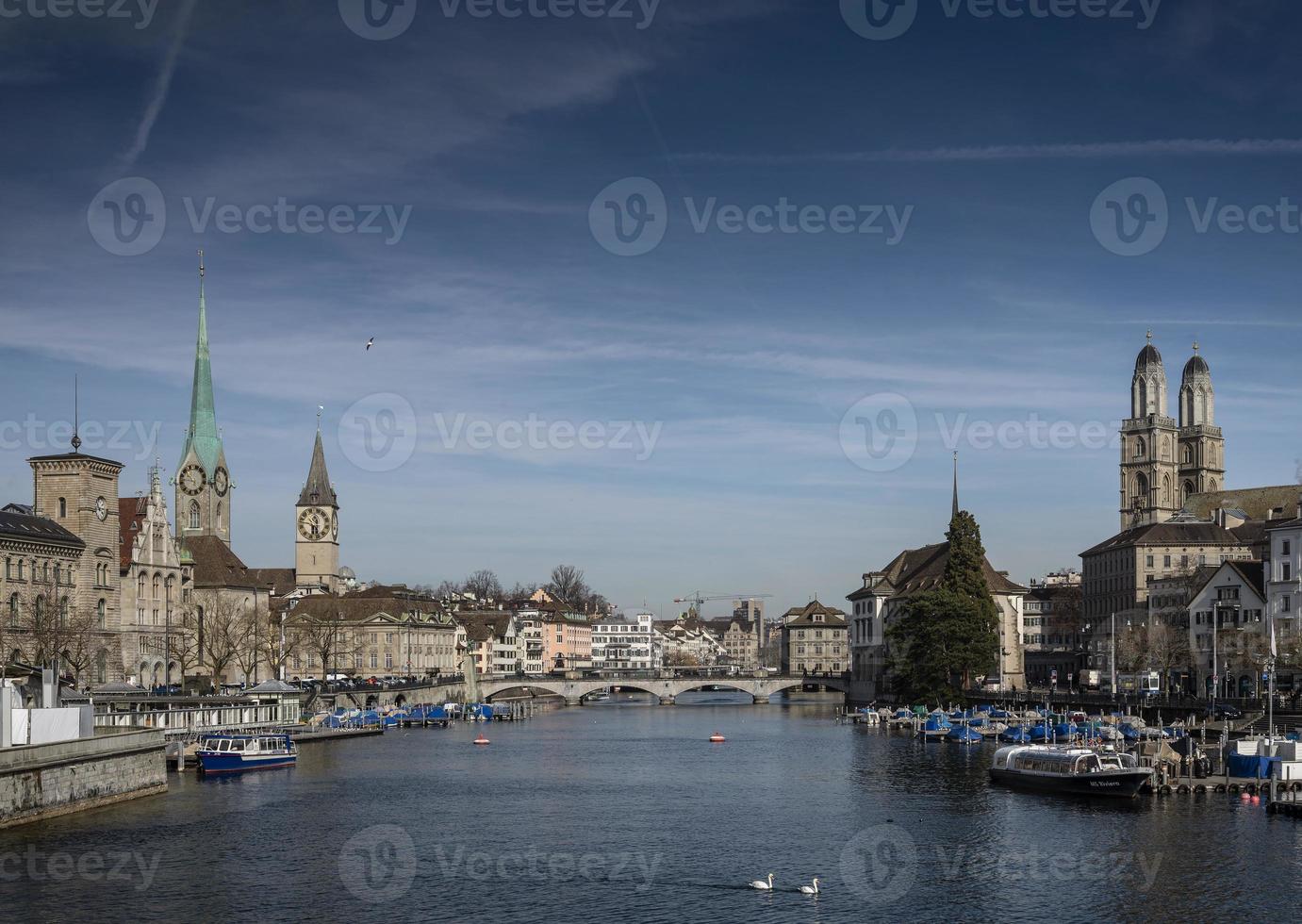 Zurigo centrale città vecchia e vista del punto di riferimento del fiume Limmat in svizzera foto
