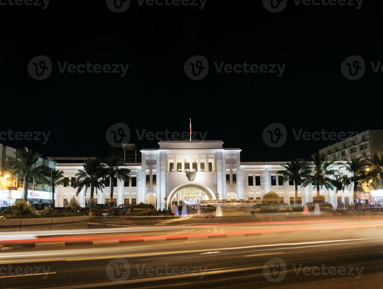 famosa piazza Bab al Bahrain punto di riferimento nel centro storico di Manama di notte foto