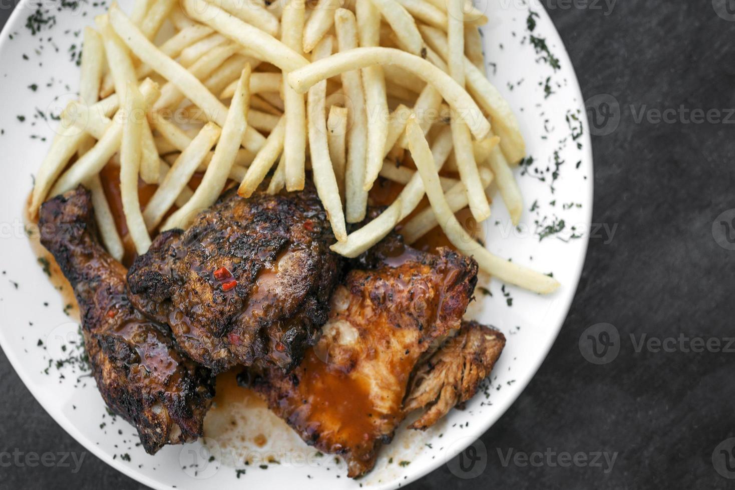 famoso portoghese piri piri pollo piccante barbecue con patatine fritte pasto foto