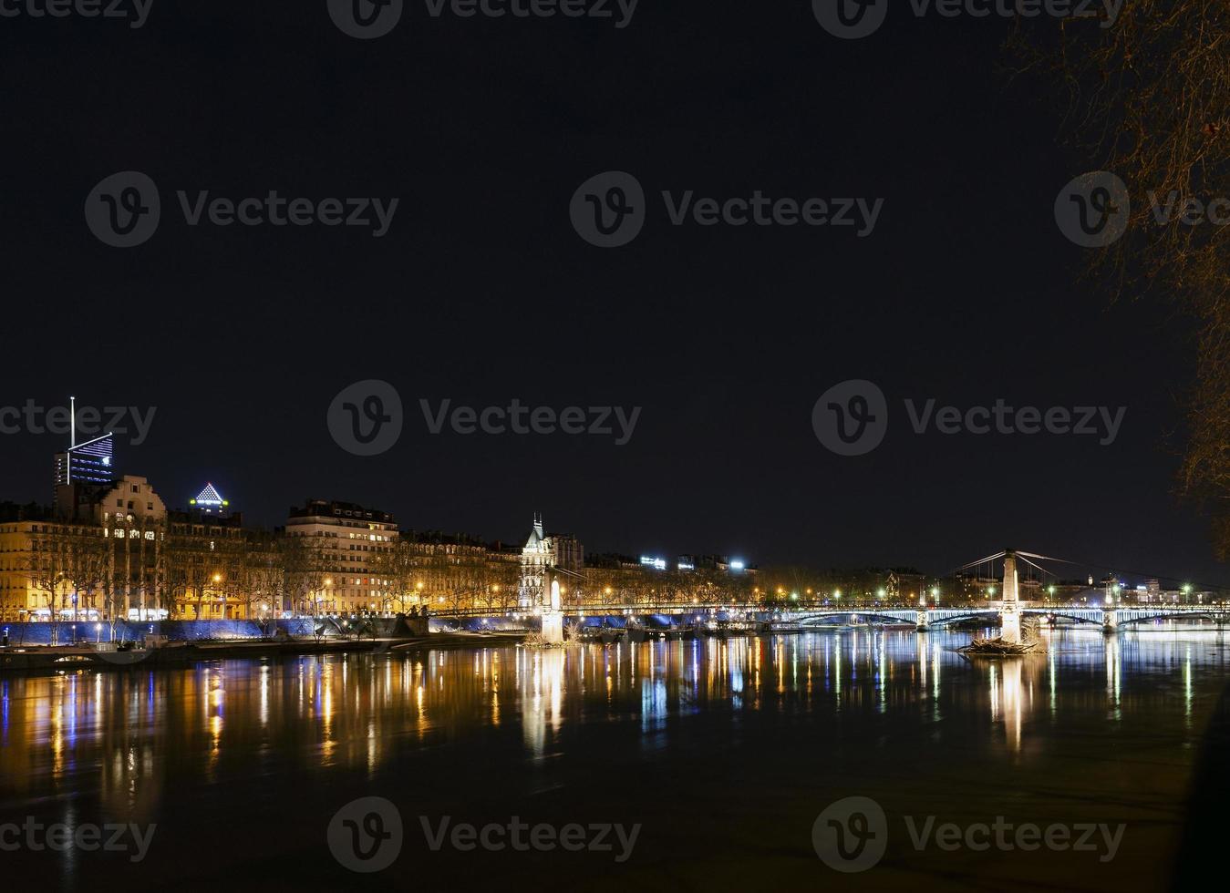 Centro storico della città di Lione e vista laterale del fiume Rodano di notte in Francia foto