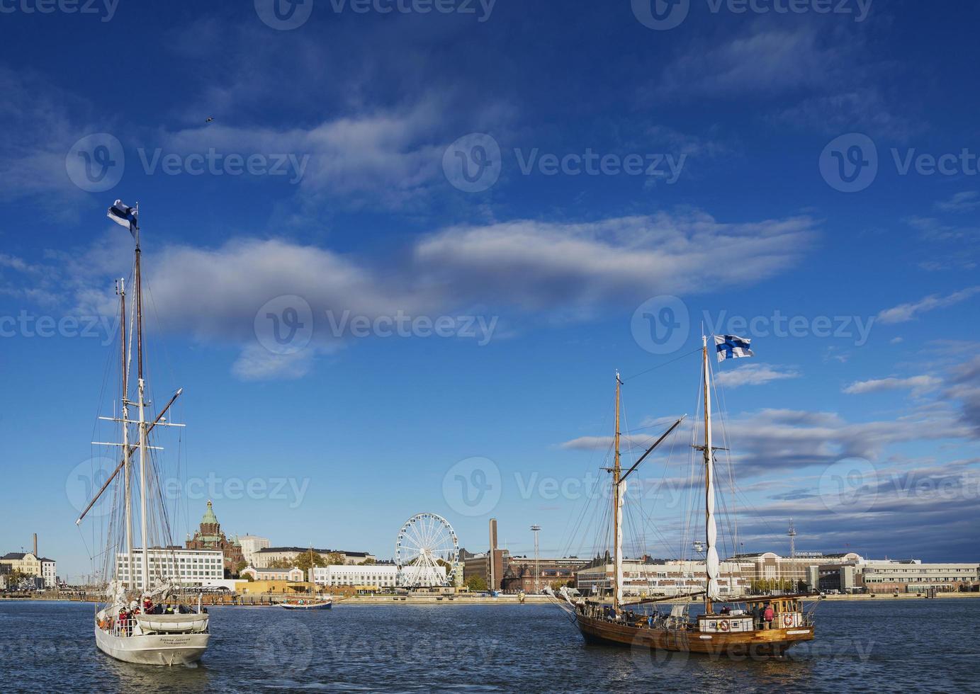 Vecchie barche a vela in legno nel porto centrale della città di Helsinki Finlandia foto