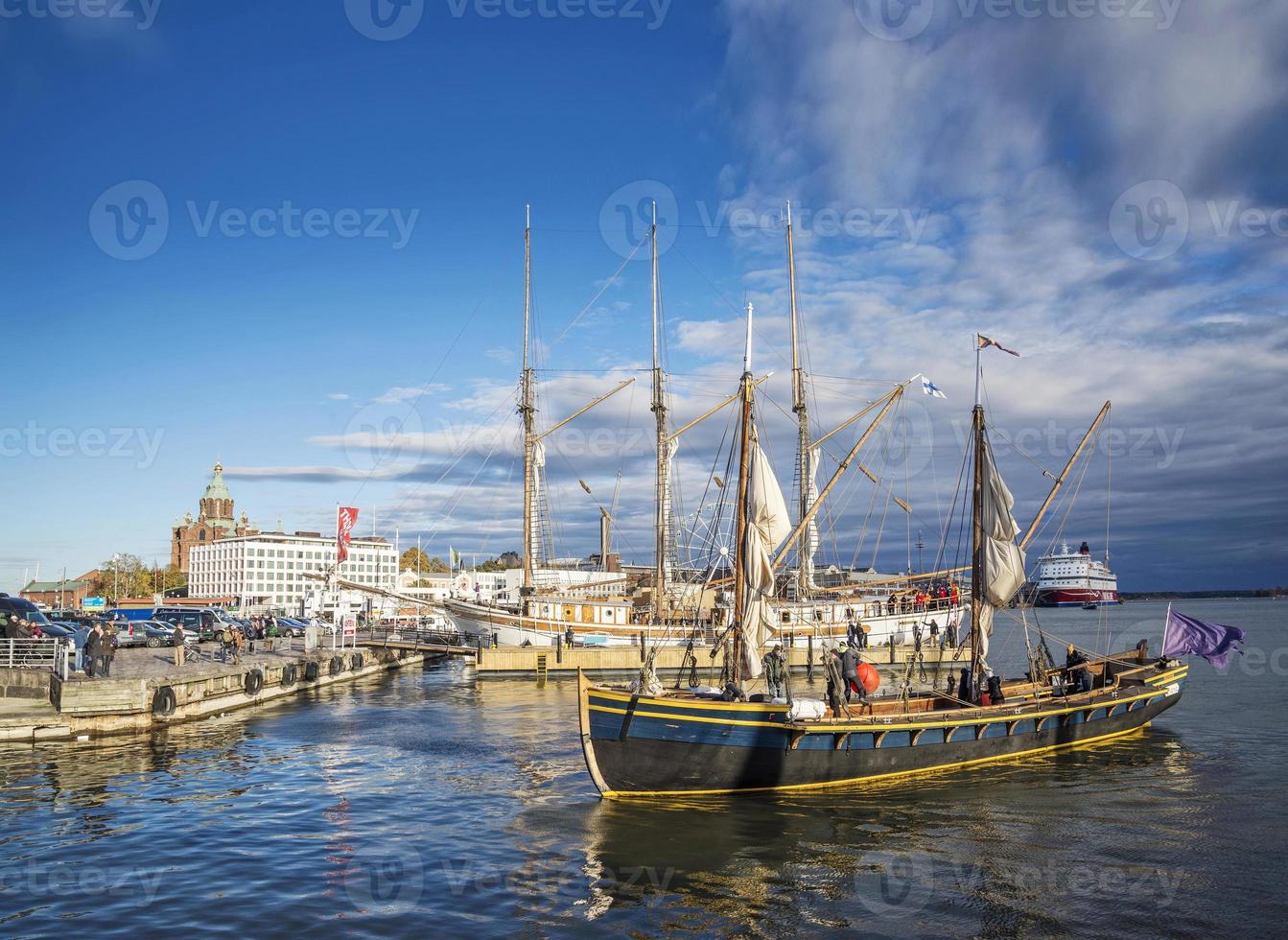 Vecchie barche a vela in legno nel porto centrale della città di Helsinki Finlandia foto