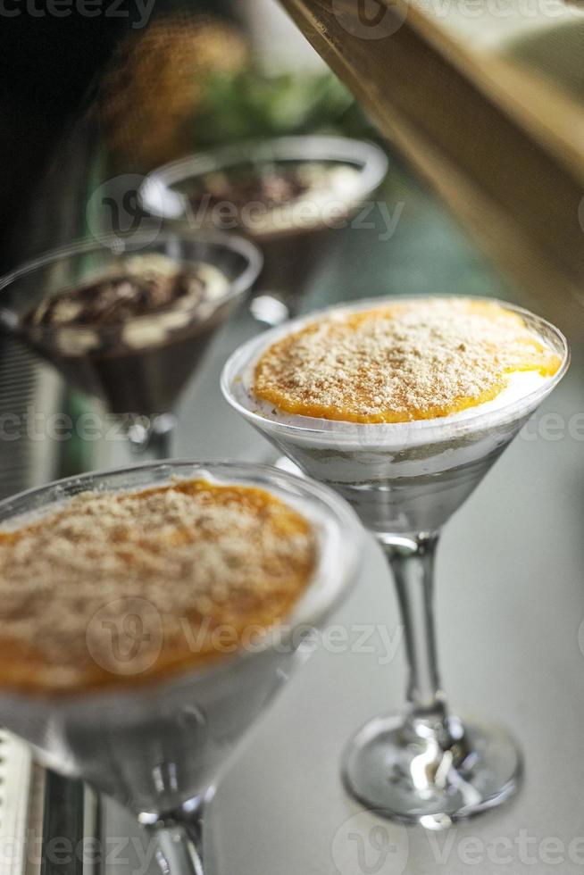 Serradura famoso tradizionale macao budino portoghese dolce panna montata e biscotto dessert foto