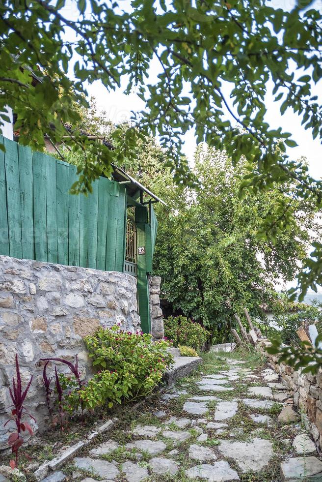 strada della città vecchia e case tradizionali vista di veliko tarnovo bulgaria foto