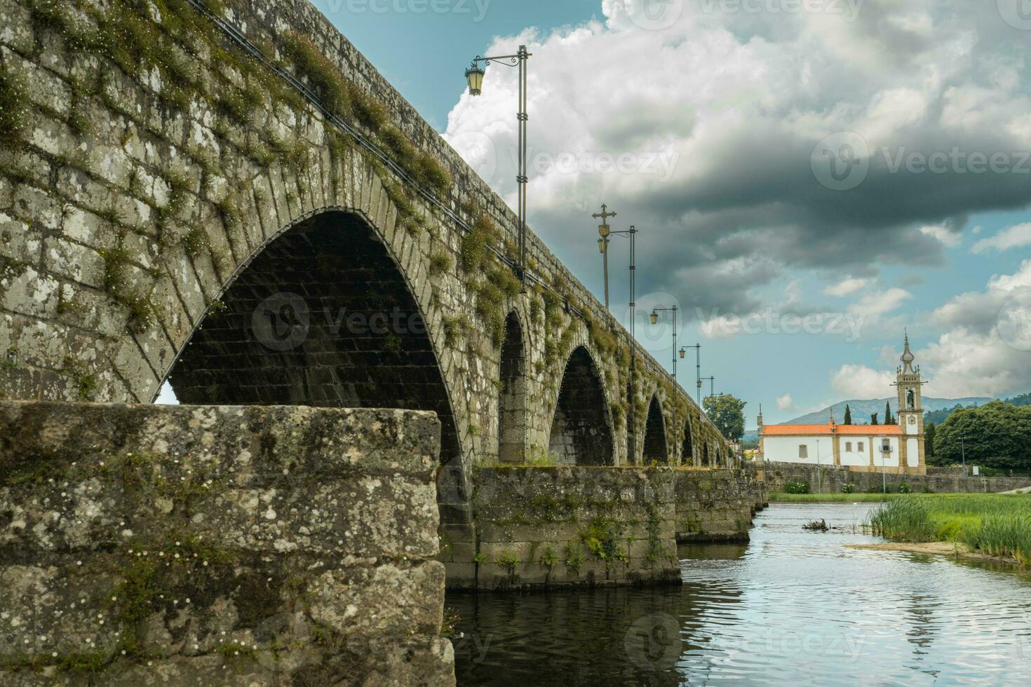 il romano ponte a Ponte de Lima, Portogallo. foto