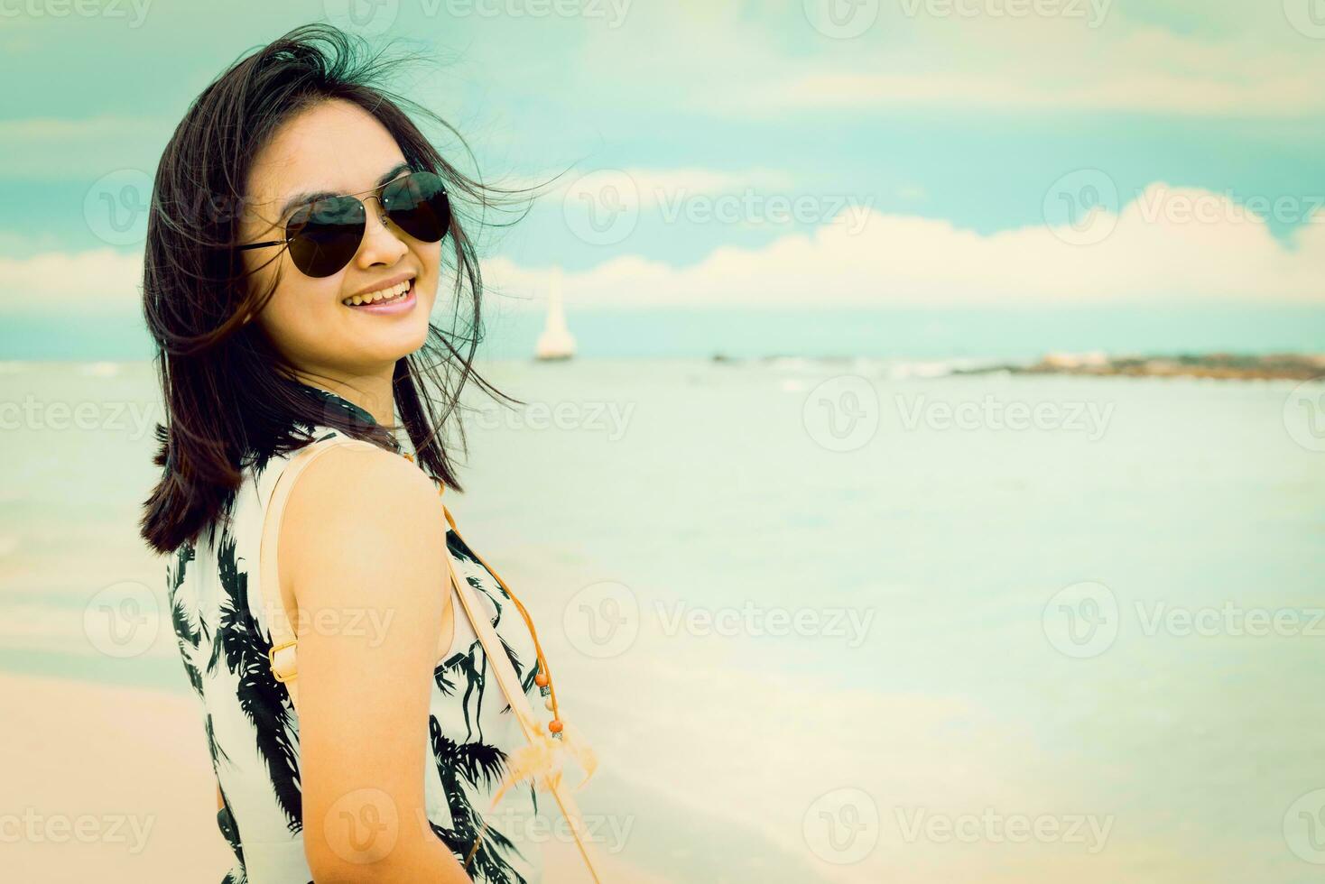 Vintage ▾ stile donna su il spiaggia nel Tailandia foto