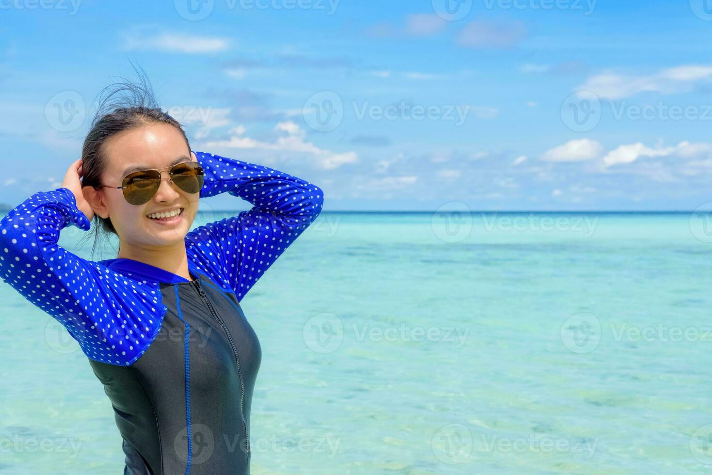 asiatico adolescente ragazza è rilassare nel il mare durante viaggio per ko lipe, Tailandia foto