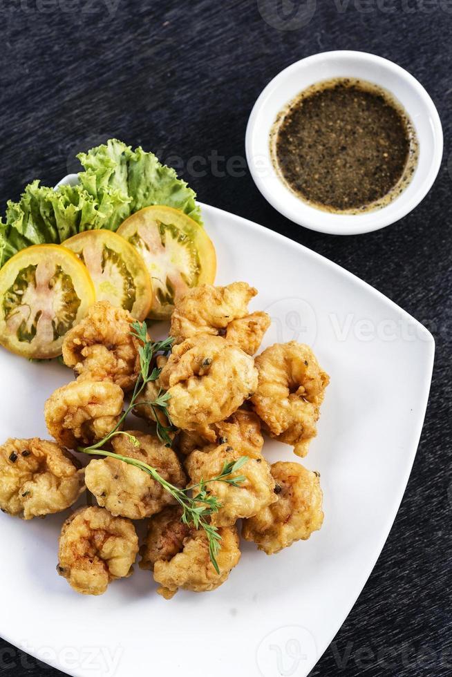 antipasto di mare fritto in tempura di gamberi freschi foto