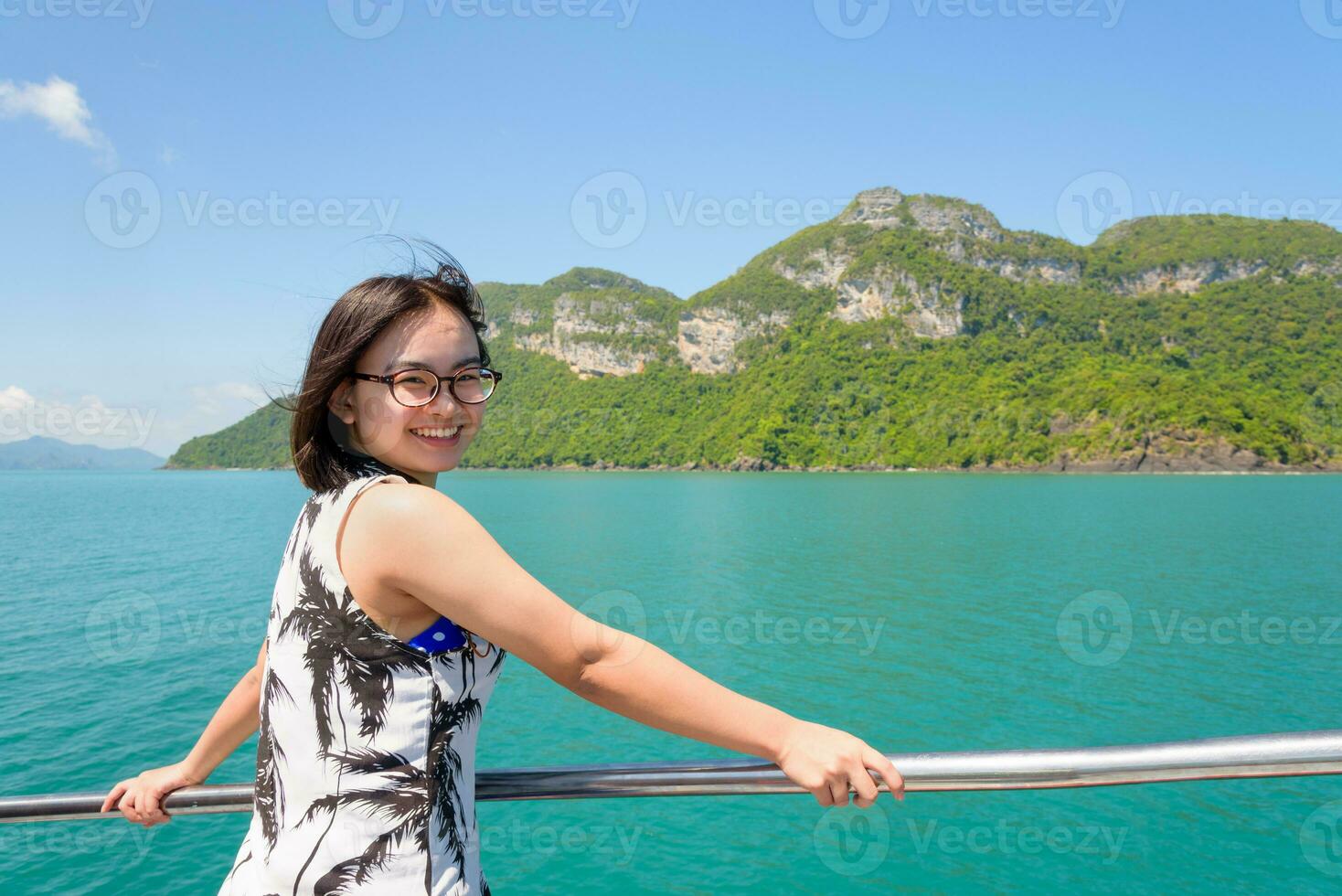 asiatico donna su il barca foto