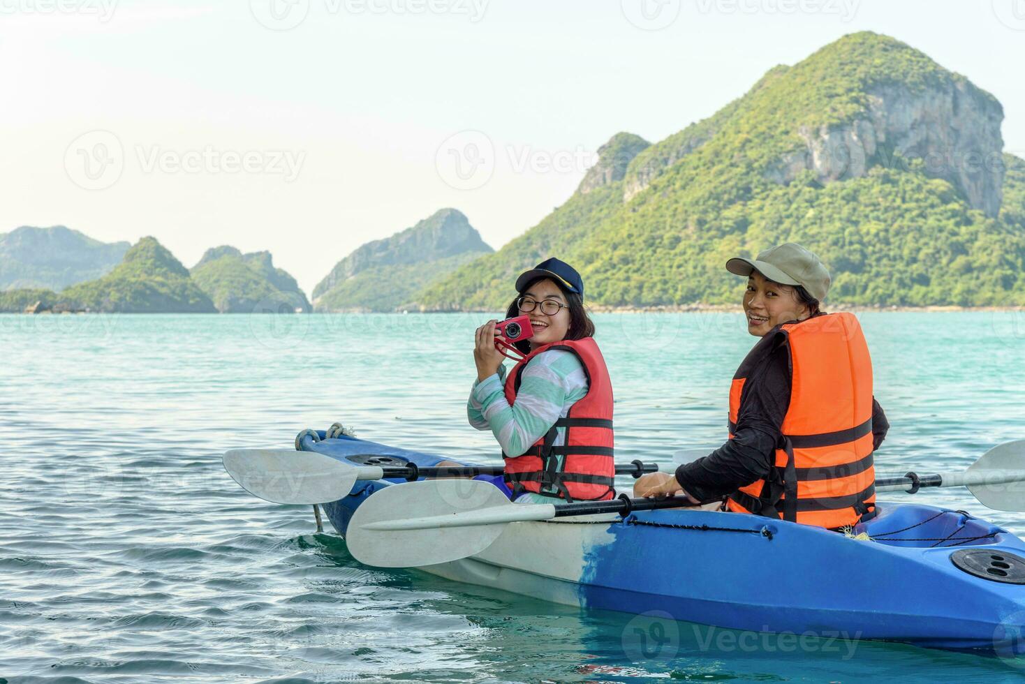 madre e figlia prendere immagini su kayak foto