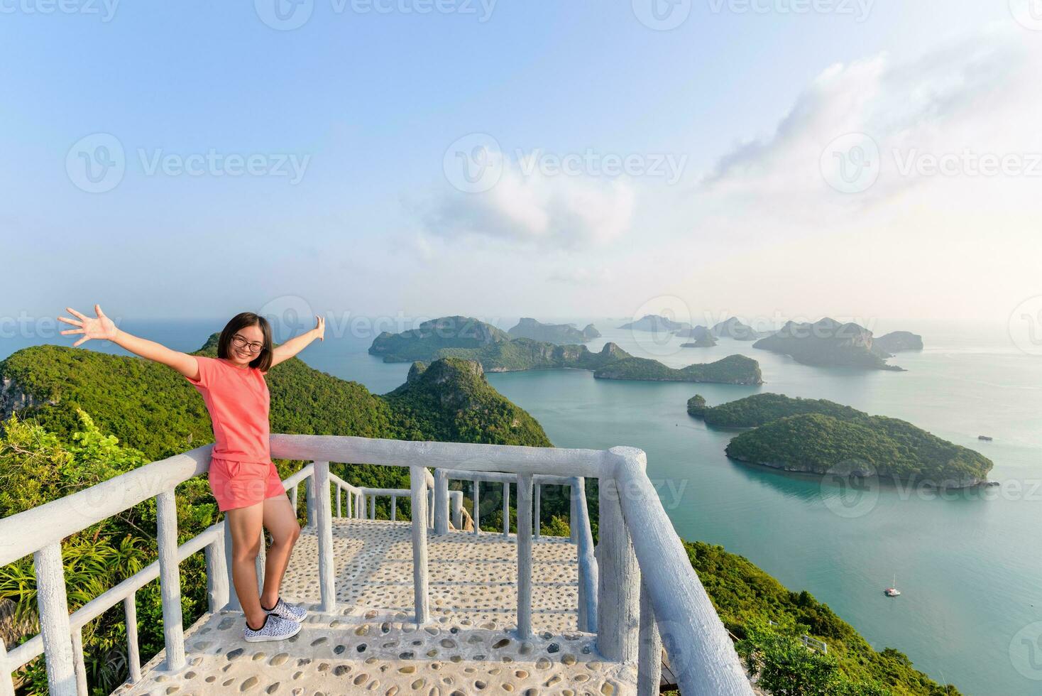 donna turista su picco punto di vista di isola foto
