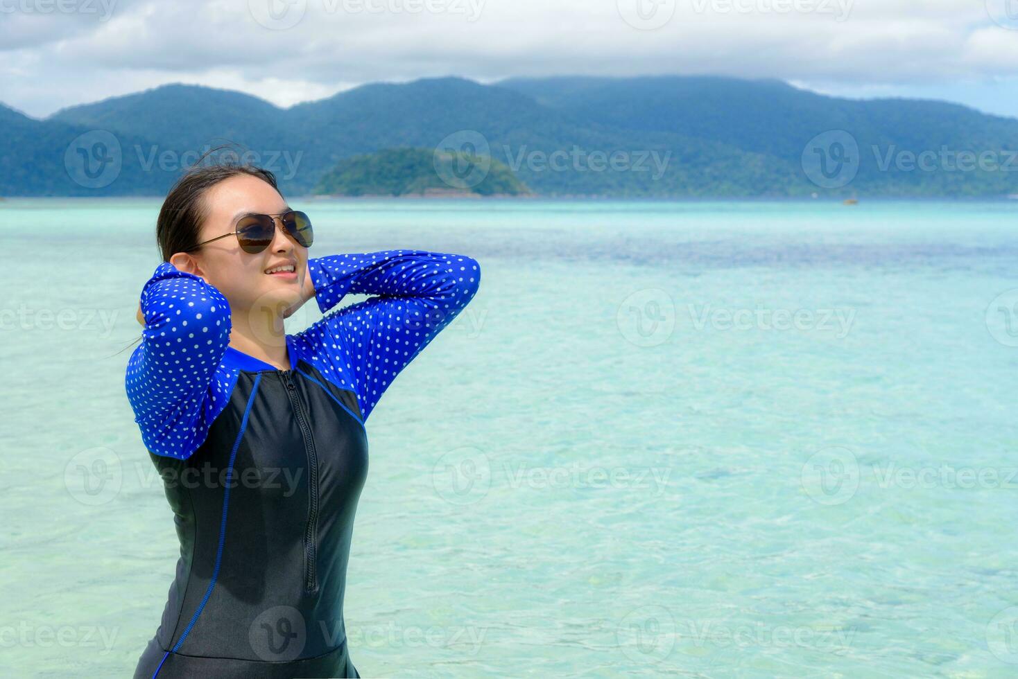 asiatico adolescente ragazza è rilassare nel il mare durante viaggio per ko lipe, Tailandia foto