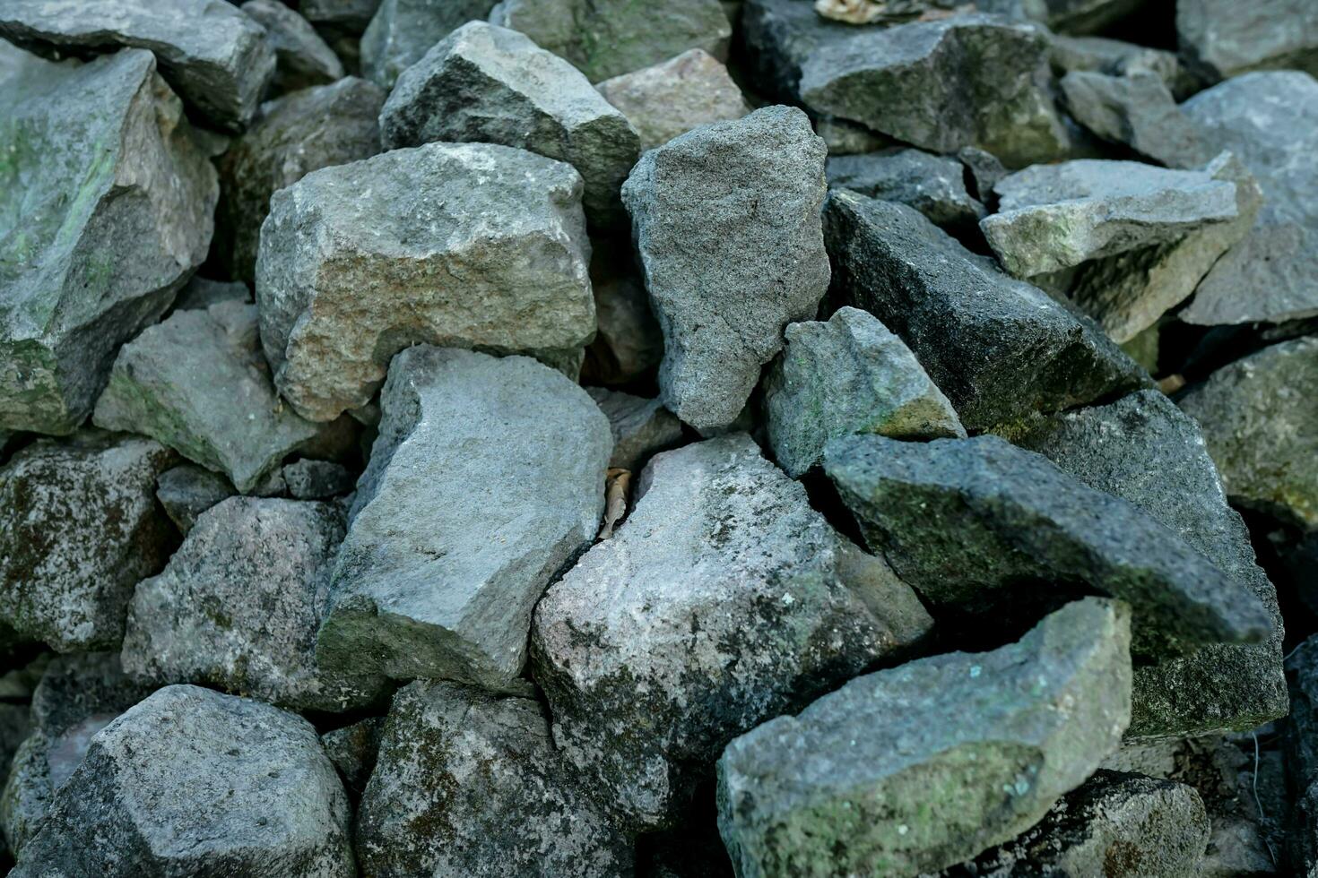 struttura mucchio di muschioso fiume pietre per sfondo foto