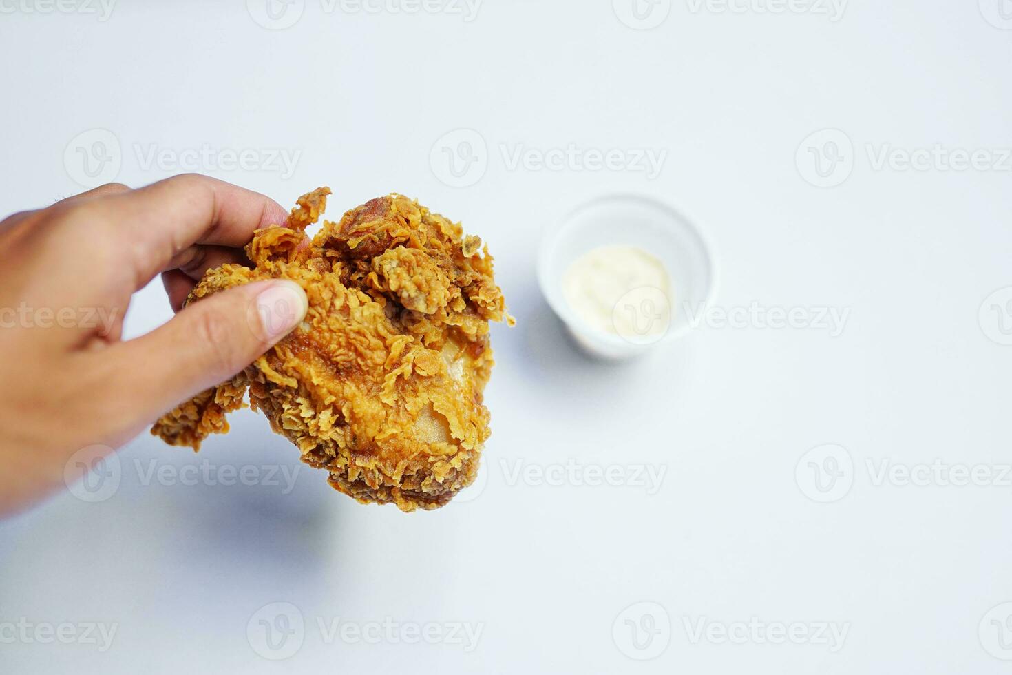 croccante fritte pollo con mani e carbonara salsa su bianca sfondo foto