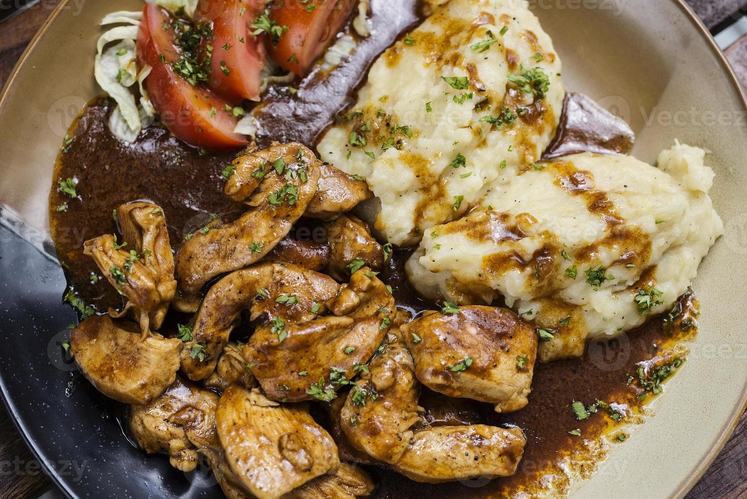 petto di pollo con salsa di sugo marrone e purè di patate foto