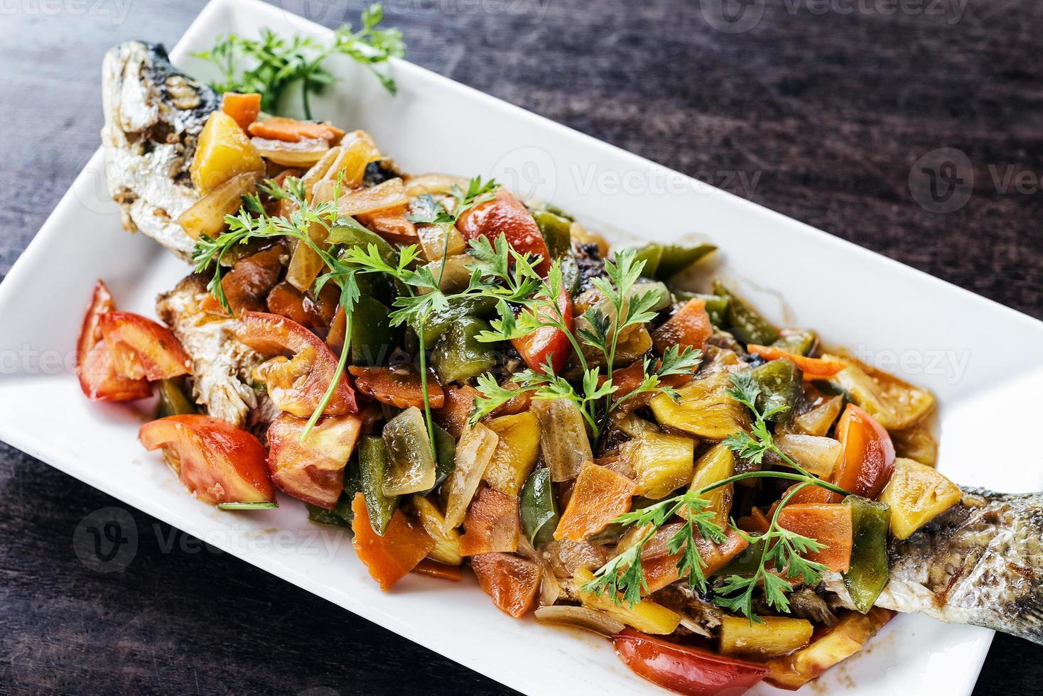 pesce asiatico piccante alla griglia con verdure in agrodolce foto