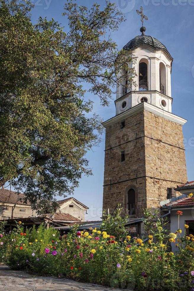 piccola chiesa ortodossa esterno nella città vecchia di veliko tarnovo bulgaria foto