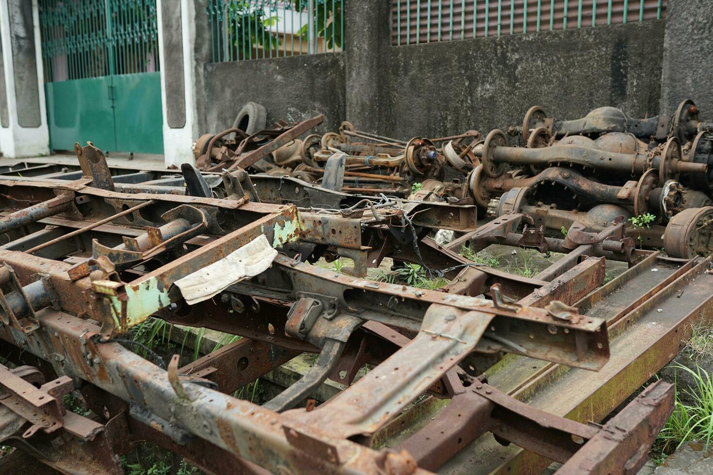 collezione di rotto metallo camion telaio per vendita a un' Rifiuto metallo negozio foto