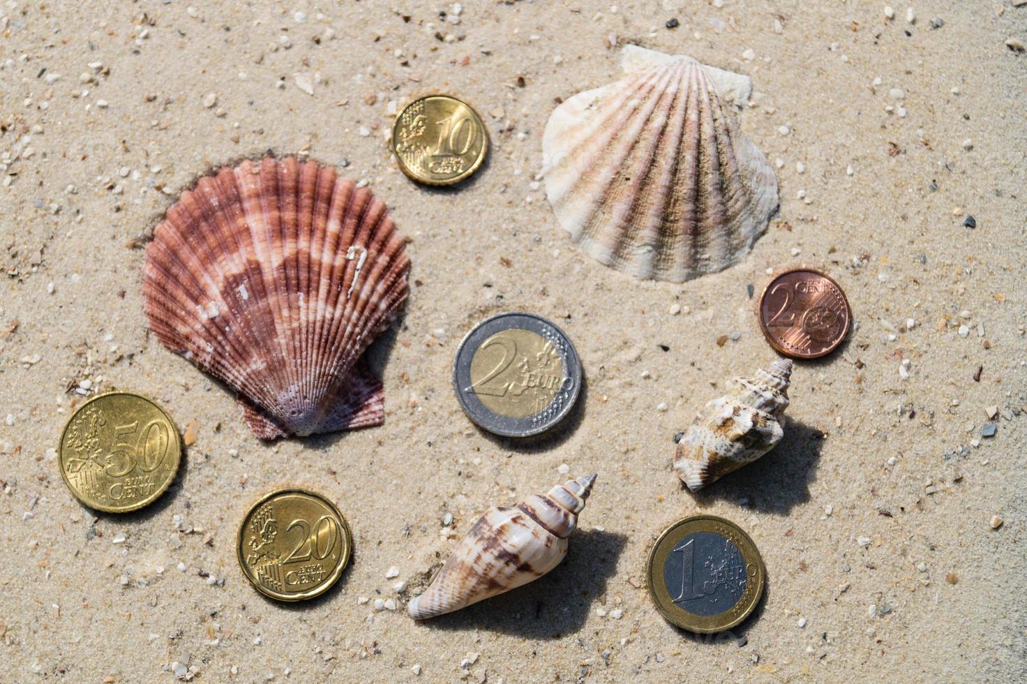 monete sulla spiaggia foto