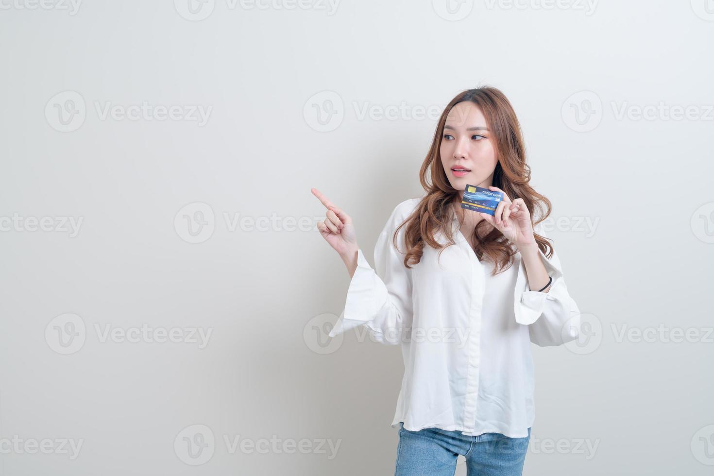donna asiatica in possesso di carta di credito foto
