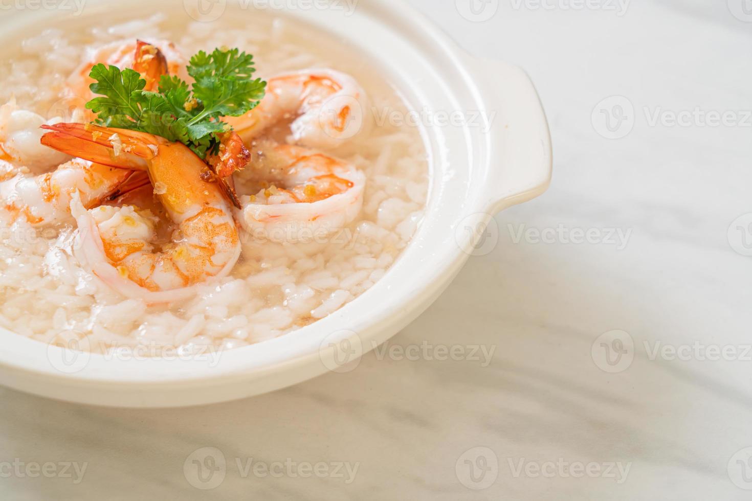zuppa di riso bollito con gamberi foto
