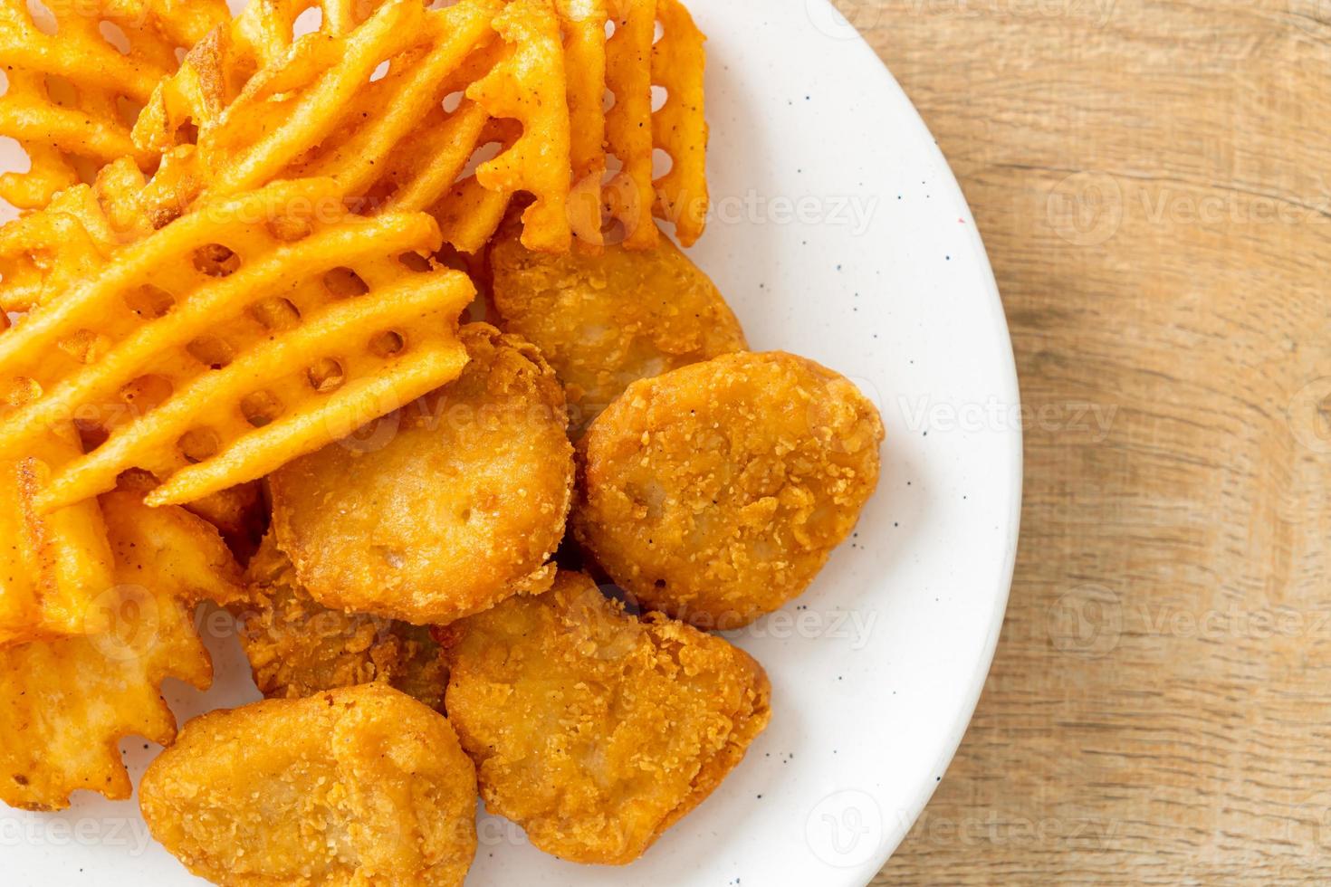 bocconcini di pollo fritti con patate fritte foto