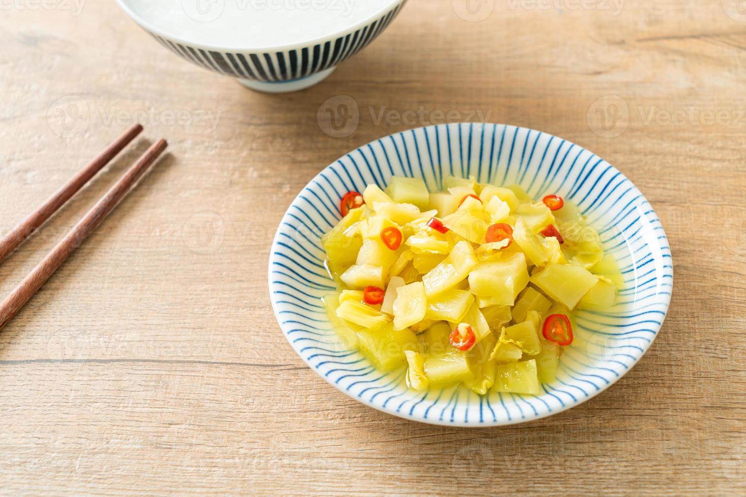 insalata piccante cavolo cappuccio o sedano con olio di sesamo foto