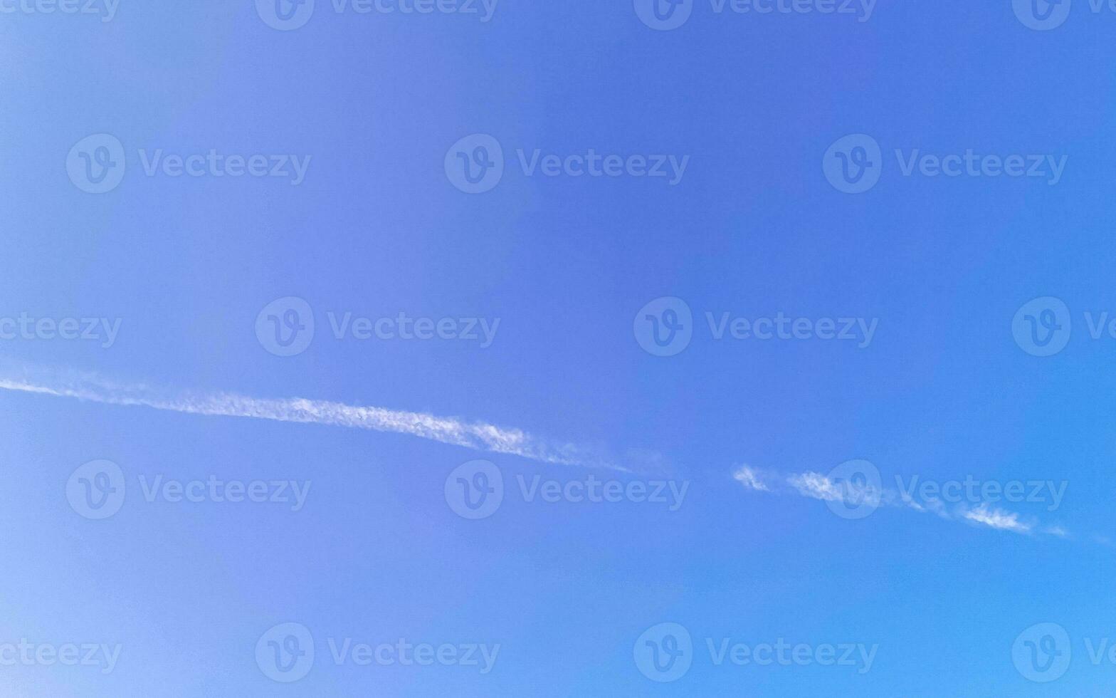 blu cielo con chimico scie chimiche cumulo nuvole scalare onde cielo. foto