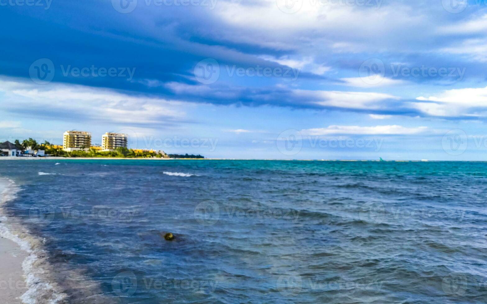 spiaggia messicana tropicale chiara acqua turchese playa del carmen messico. foto