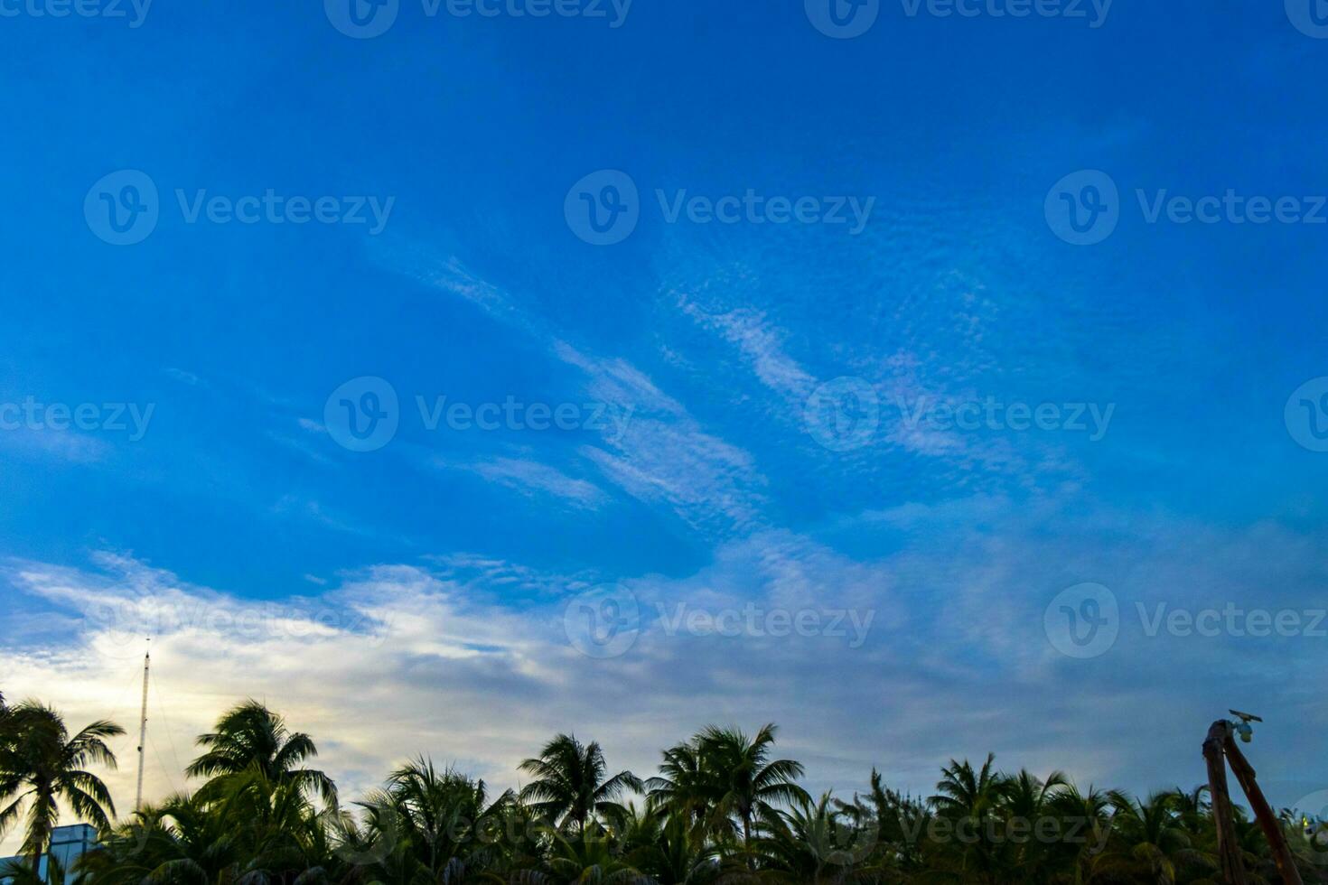 blu cielo con chimico scie chimiche cumulo nuvole scalare onde cielo. foto