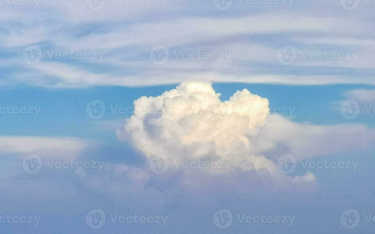 esplosivo nube formazione cumulo nuvole nel il cielo nel Messico. foto