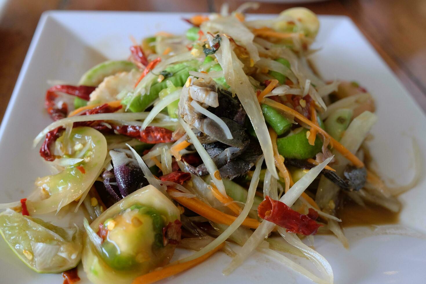 speziato papaia insalata con salato Granchio e fermentato pesce. delizioso som tam cacca pla è tailandese cibo foto