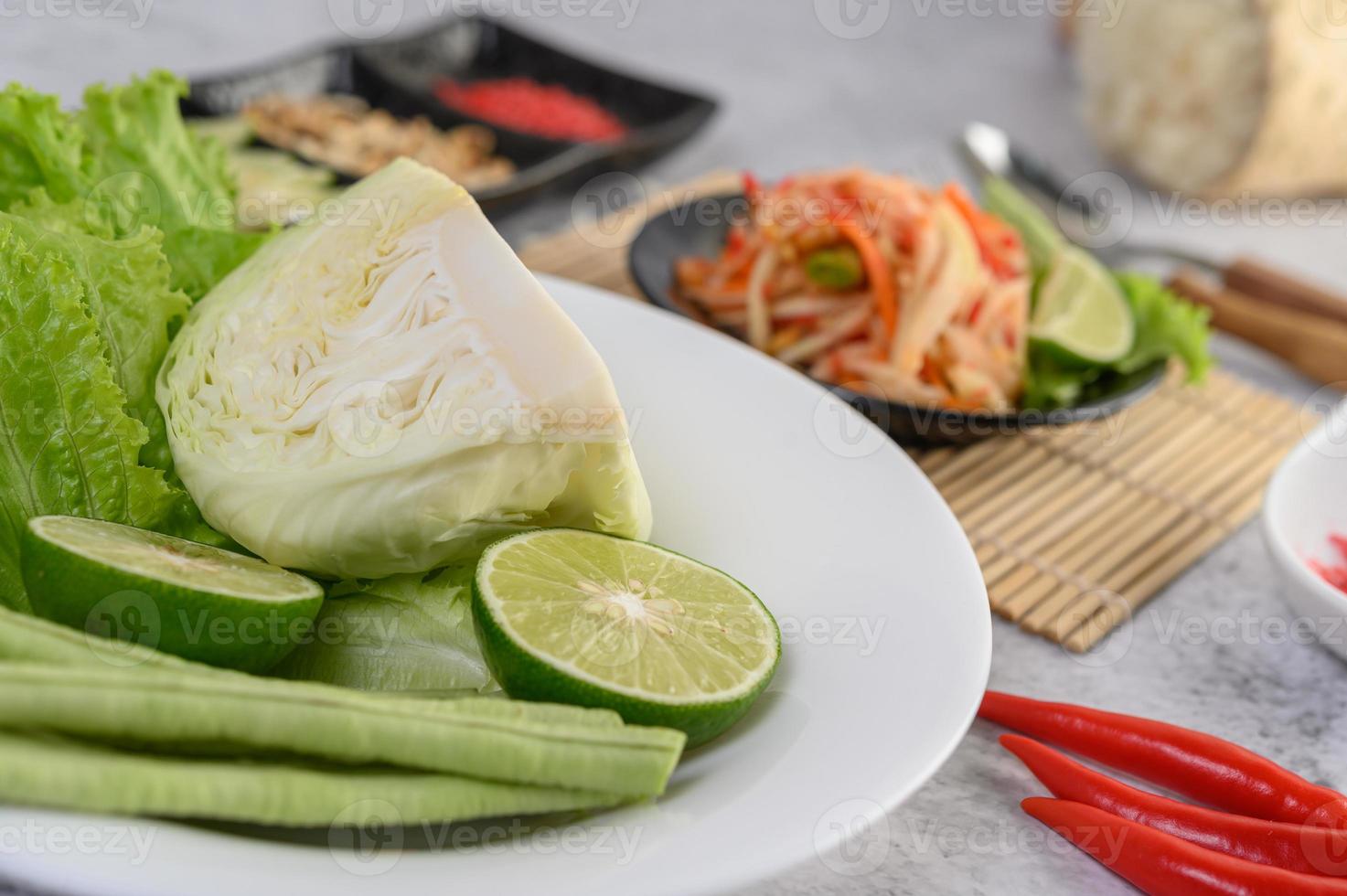 insalata di cavolo cappuccio, lime e fagioli lunghi un metro su un piatto bianco foto