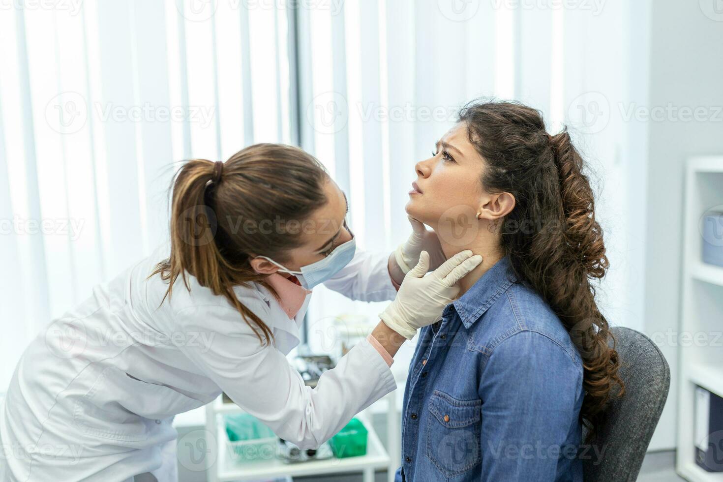 medicinale, assistenza sanitaria e medico esame concetto - medico o infermiera controllo del paziente tonsille a Ospedale. endocrinologo l'esame gola di giovane donna nel clinica foto