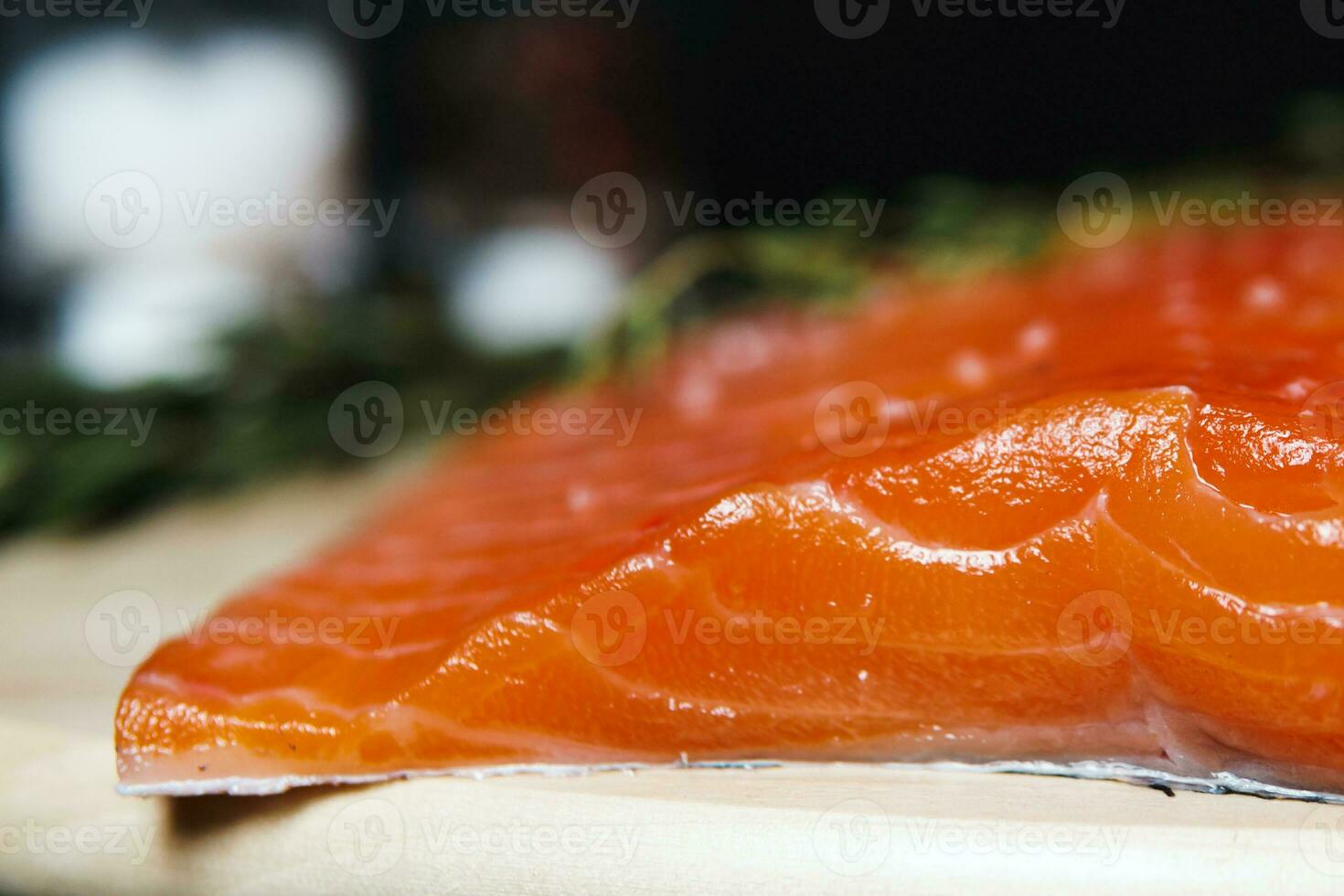 fresco crudo salmone filetto con condimenti e erbe aromatiche foto