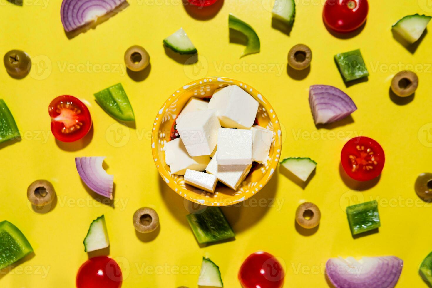 ingredienti per tradizionale greco insalata con fresco la verdura, feta formaggio e olive su giallo sfondo foto
