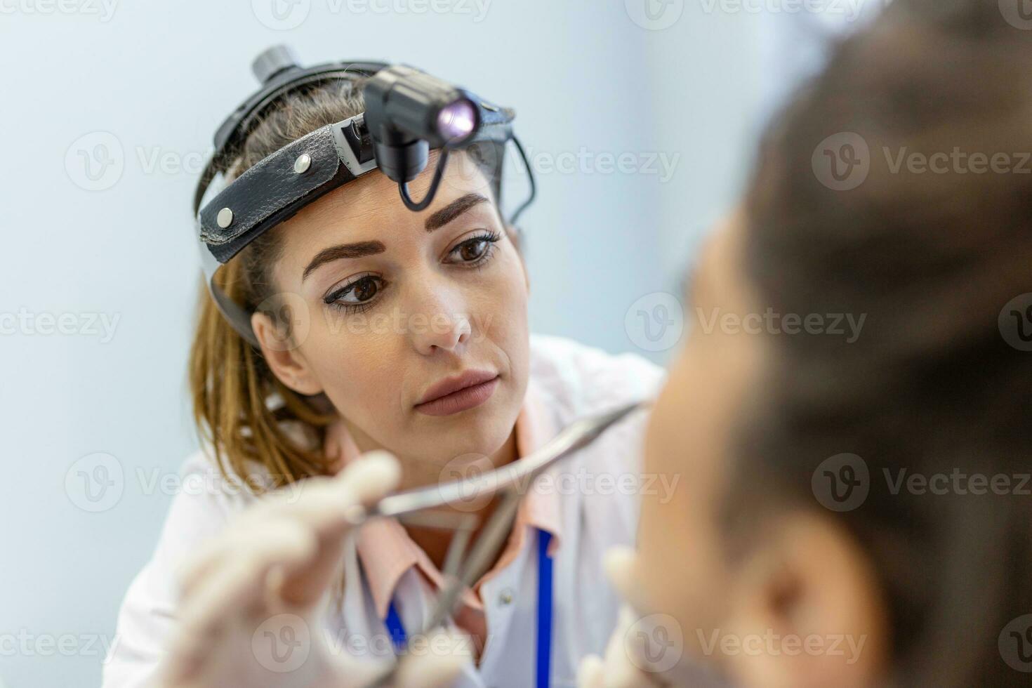 otorinolaringoiatria concetto. positivo donna otorinolaringoiatra controllo naso con otoscopio di il suo paziente a Ospedale. nasale congestione, sinusite, allergia concetto. femmina paziente a moderno ent clinica. foto