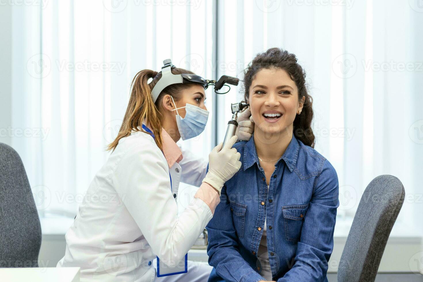 udito esame. otorinolaringoiatra medico controllo donna di orecchio utilizzando otoscopio o auriscopio a medico clinica. otorinolaringoiatra traino orecchio con mano e guardare a esso con otoscopio avvicinamento. foto