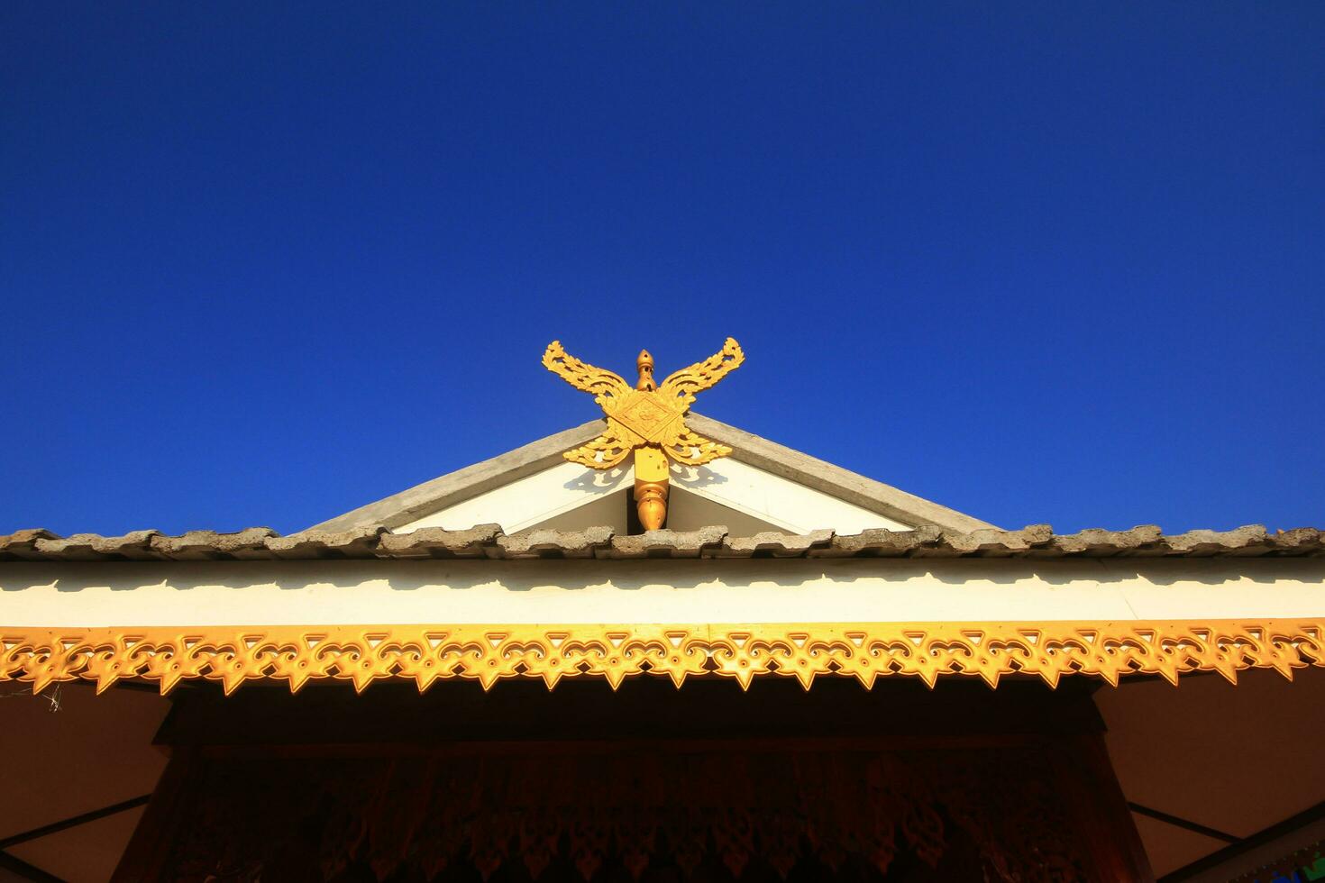 ricevitore antenna è legato con di legno scultura decorato su il tetto di tempio lanna stile nel settentrionale di Tailandia foto