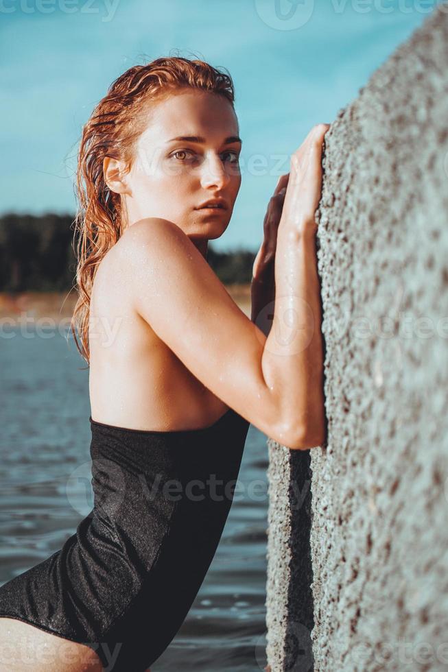 giovane bella donna in piedi nell'acqua. foto