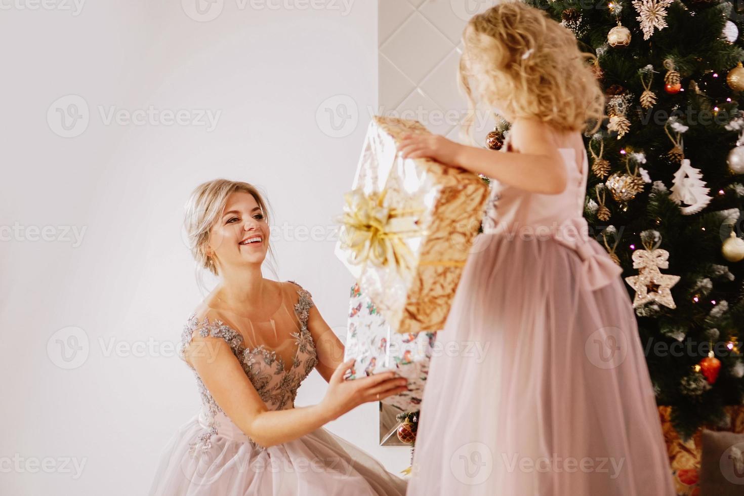 concetto di natale. felice madre e figlia foto