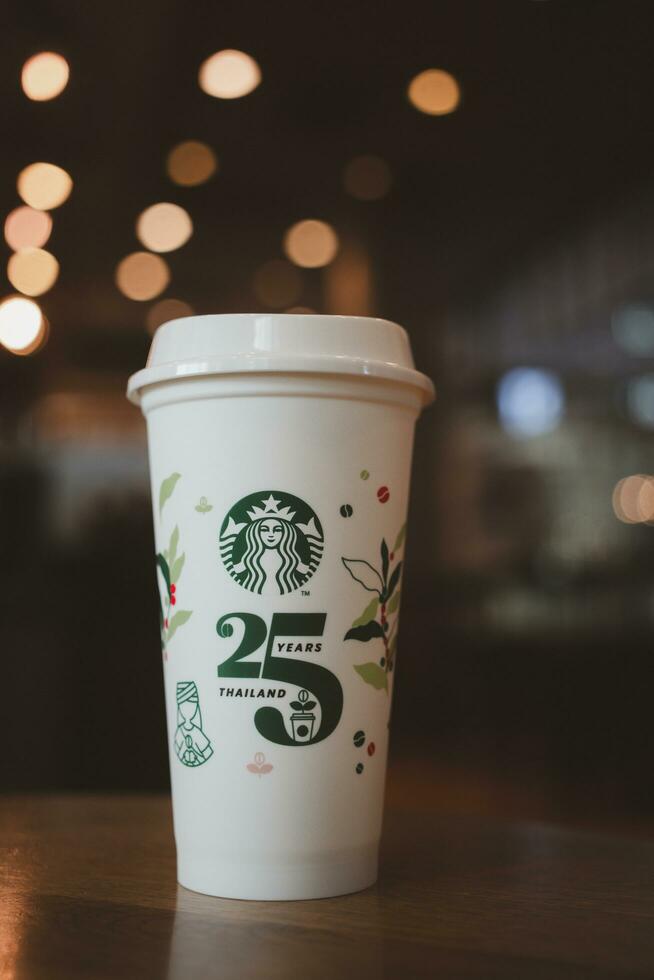 bangkok, Tailandia - ottobre 16, 2023 edizione limitata Starbucks riutilizzabile tazza con un' speciale 25 anniversario design. foto