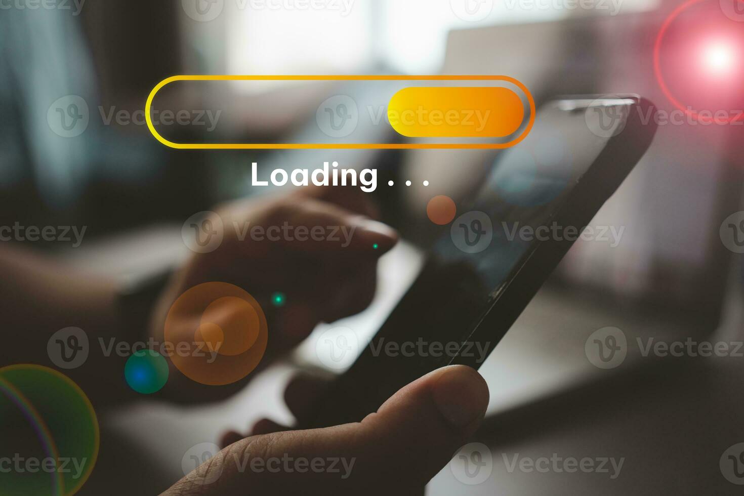 mano uomo utilizzando mobile smartphone e Caricamento in corso icona per Scarica e in attesa per Caricamento in corso. foto