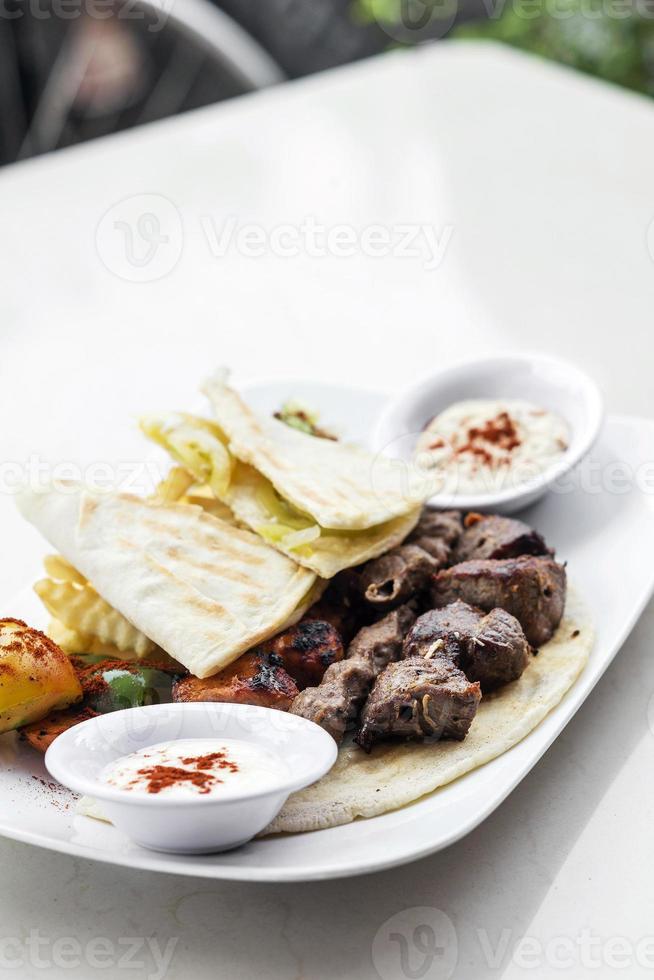 cibo tradizionale mediorientale misto barbecue barbecue piatto di carne alla griglia set pasto foto
