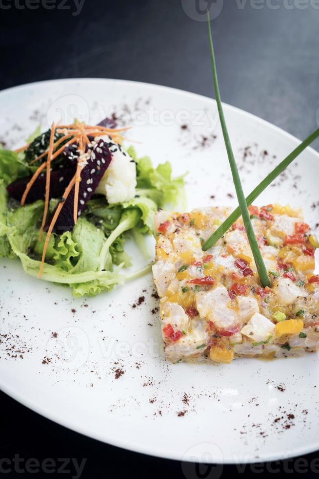 ceviche di tartare di tonno crudo gourmet con mango lime e peperoncino piatto foto