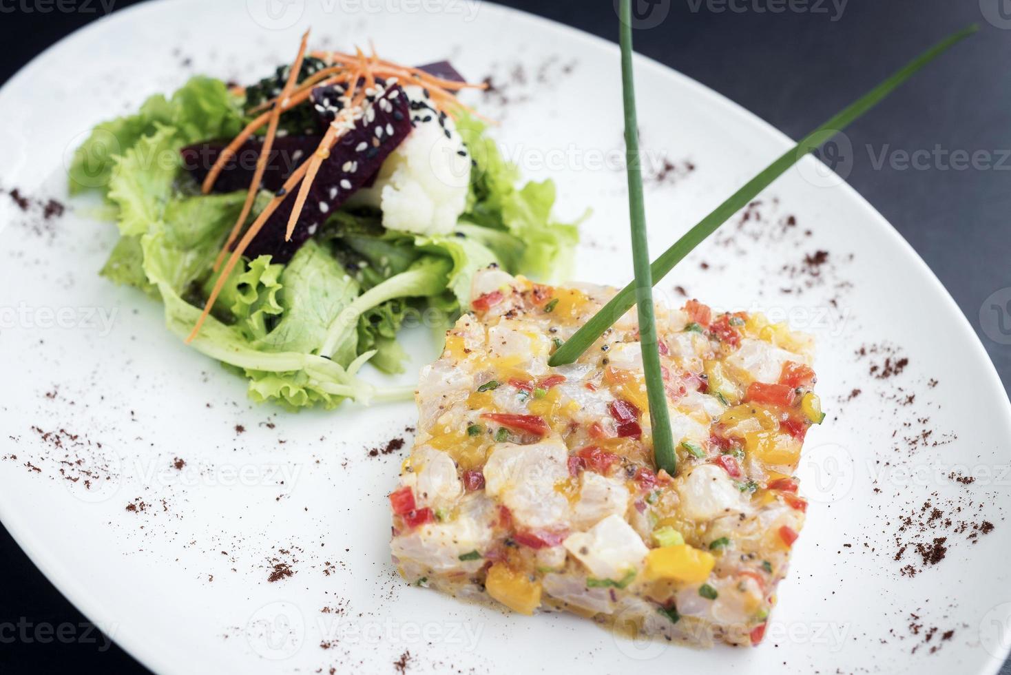 ceviche di tartare di tonno crudo gourmet con mango lime e peperoncino piatto foto