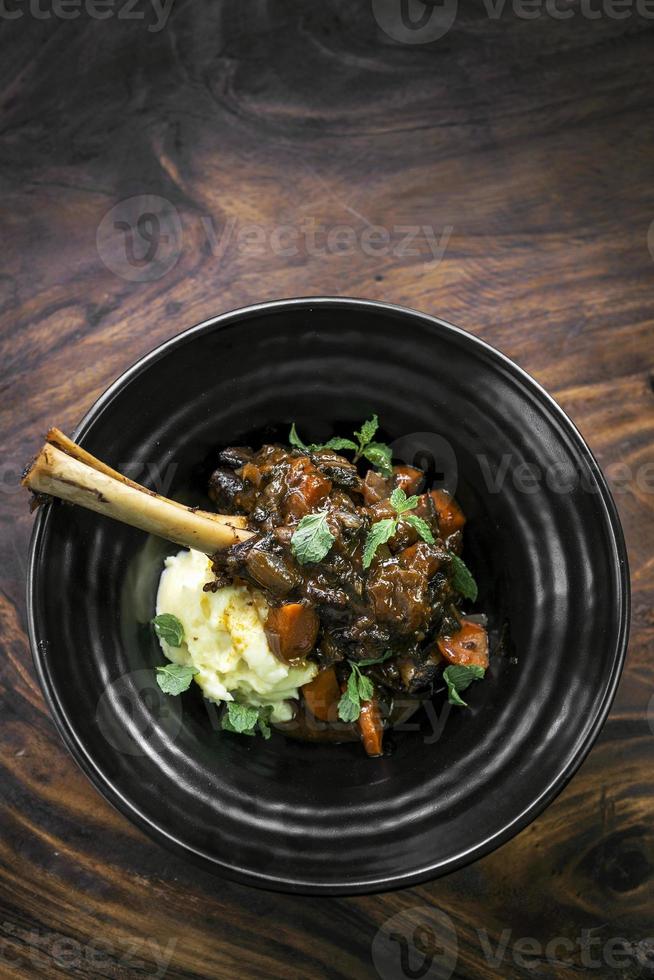 tradizionale stufato di agnello e verdure con purè di patate foto